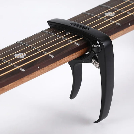 Capo Metálico Universal con Porta Púas y Levantador de Cuerdas – Para Guitarra Acústica, Guitarra Eléctrica y Ukelele