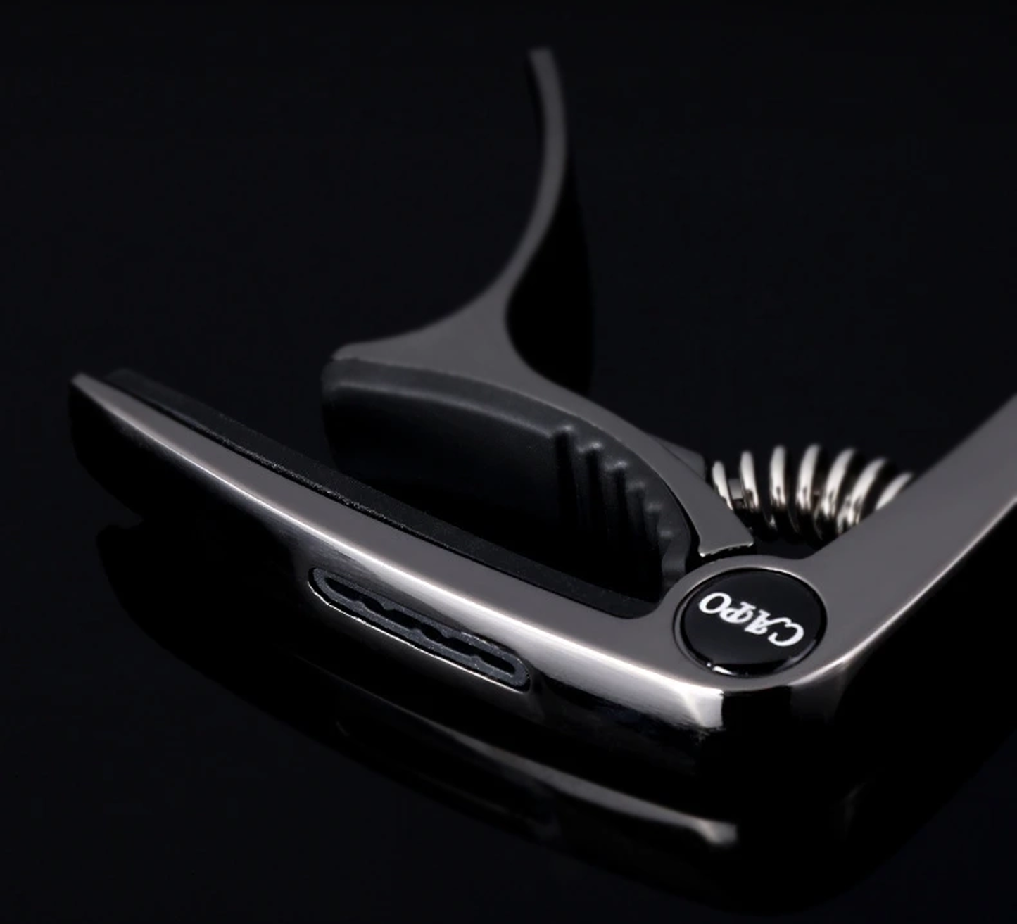 Capo Metálico Universal con Porta Púas y Levantador de Cuerdas – Para Guitarra Acústica, Guitarra Eléctrica y Ukelele